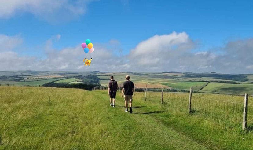 仲間と一緒にレイドに挑む様子